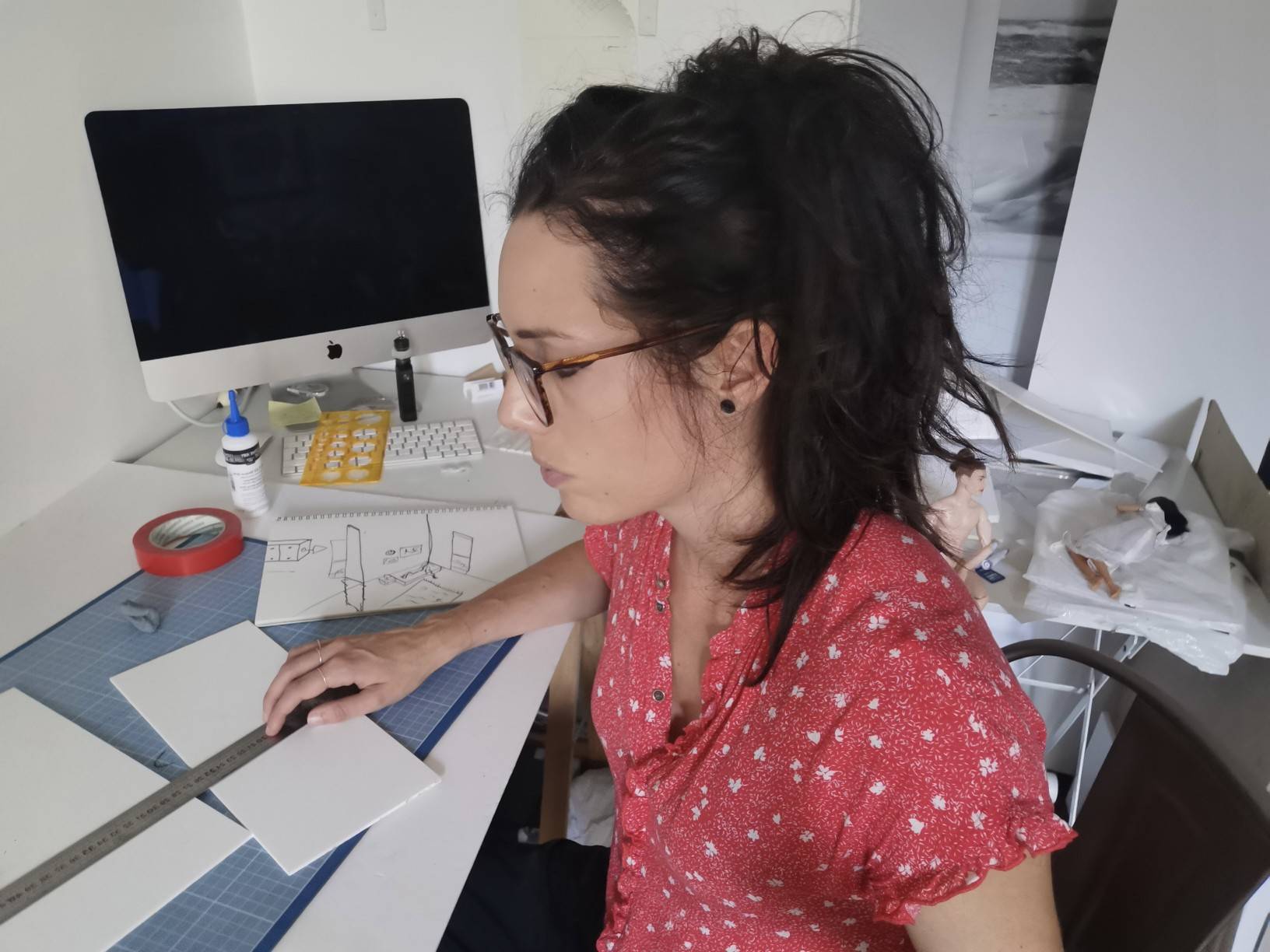 Fabrication d'un "petit" banc (30 cm de longueur 😀) pour réaliser le décor de ma photo -> l'ignorance moderne 🙌🏻

#diorama #miniaturedoll #miniatureworld #mylittleworld #plasticphotographer #plasticphotography #constructiondecor #decorminiature #maquette