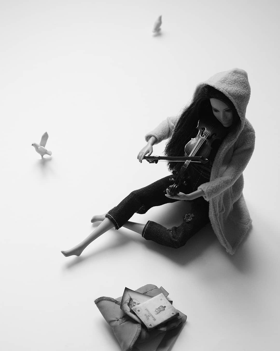 ◽Cold little heart ◽

Nous faisons tous l'expérience de la séparation quelle qu'elle soit, un jour où l'autre.. N'avons nous pas tous aussi, une musique, madeleine de Proust, venant tambouriner et réveiller les souvenirs d'un coeur refroidi ?

.
.
.
.
.
.
.
#dollstagram #dollphotography #separation #madeleinedeproust #violiniste #bnw_pictures #bnw_photography #contemporaryart #contemporarypicture #womanartist #womenphotographer #parisianartist #femmephotographe #bnw_mood #plasticphotography #plasticphotographer #minimalistart #barbiedoll #circleoflife #dove #mattel